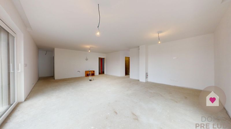 DUNAJSKÁ STREDA- 4i moderná novostavba RD s tep. čerpadlom + garážou - Priestranná miestnosť v rodinnom dome s nekompletnou podlahou a veľkými oknami.