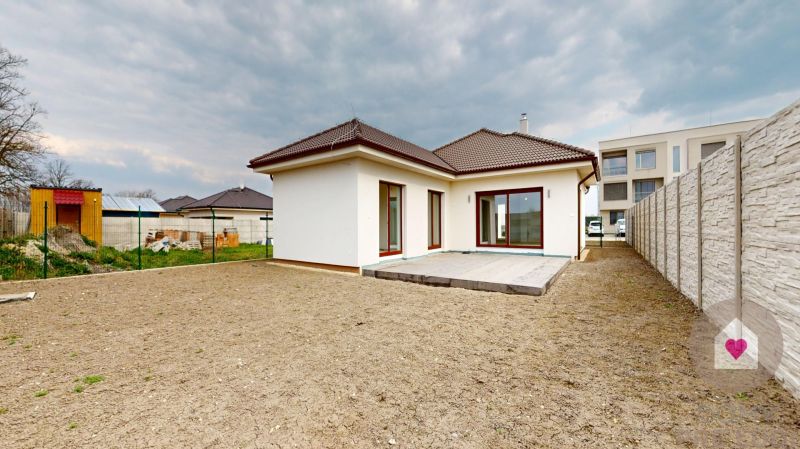 DUNAJSKÁ STREDA- 4i moderná novostavba RD s tep. čerpadlom + garážou - Rodinný dom na Ul. Vojvodcu Arpáda v Dunajskej Strede s priestranným dvorom a terasou.