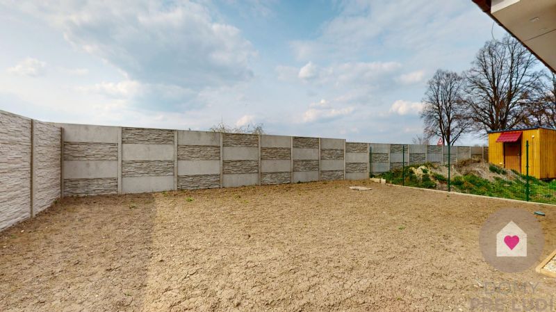 DUNAJSKÁ STREDA- 4i moderná novostavba RD s tep. čerpadlom + garážou - Rodinný dom na Ul. Vojvodcu Arpáda v Dunajskej Strede s betónovým plotom a záhradným domčekom.