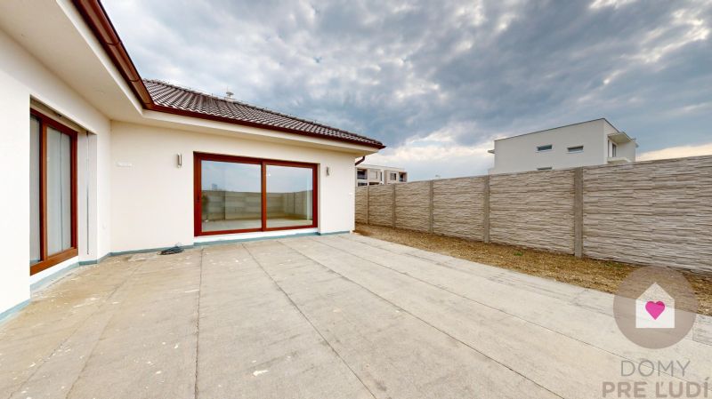 DUNAJSKÁ STREDA- 4i moderná novostavba RD s tep. čerpadlom + garážou - Rodinný dom na Ul. Vojvodcu Arpáda v Dunajskej Strede s terasou a plotom.