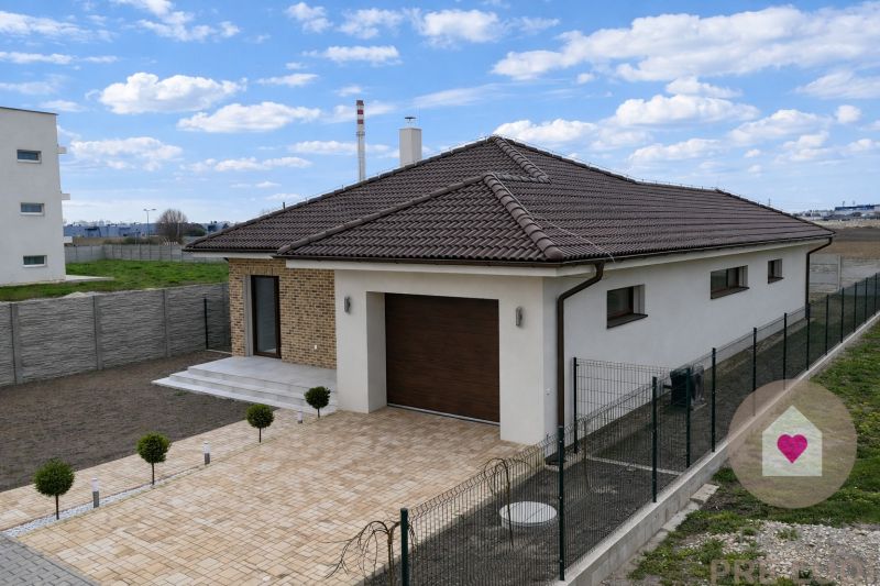 DUNAJSKÁ STREDA- 4i moderná novostavba RD s tep. čerpadlom + garážou - Rodinný dom na Ul. Vojvodcu Arpáda v Dunajskej Strede s garážou a dláždeným chodníkom.