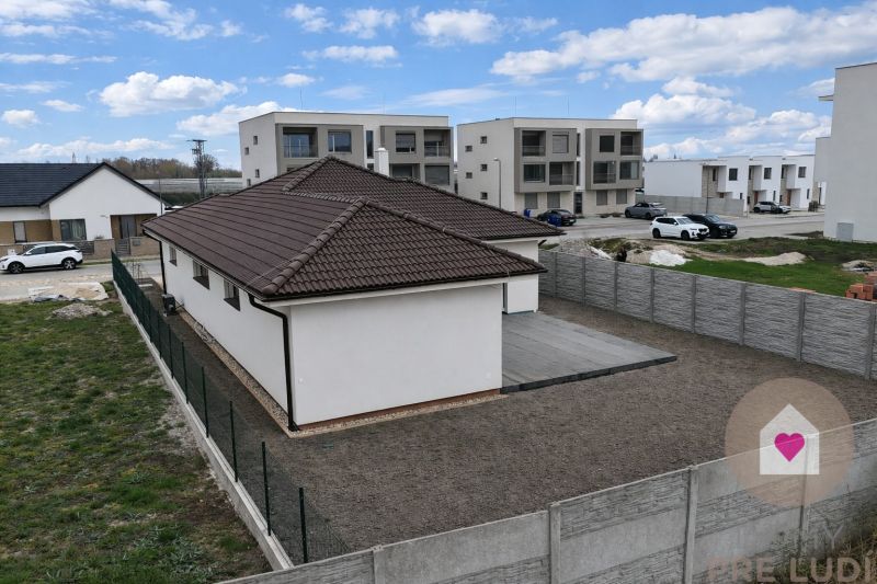 DUNAJSKÁ STREDA- 4i moderná novostavba RD s tep. čerpadlom + garážou - Rodinný dom na Ulici Vojvodcu Arpáda v Dunajskej Strede s upraveným dvorom a dlažbou.