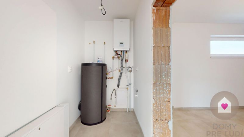 DUNAJSKÁ STREDA- 4i moderná novostavba RD s tep. čerpadlom + garážou - Kúrenie a boiler v technickej miestnosti rodinného domu s dlažbou na podlahe.