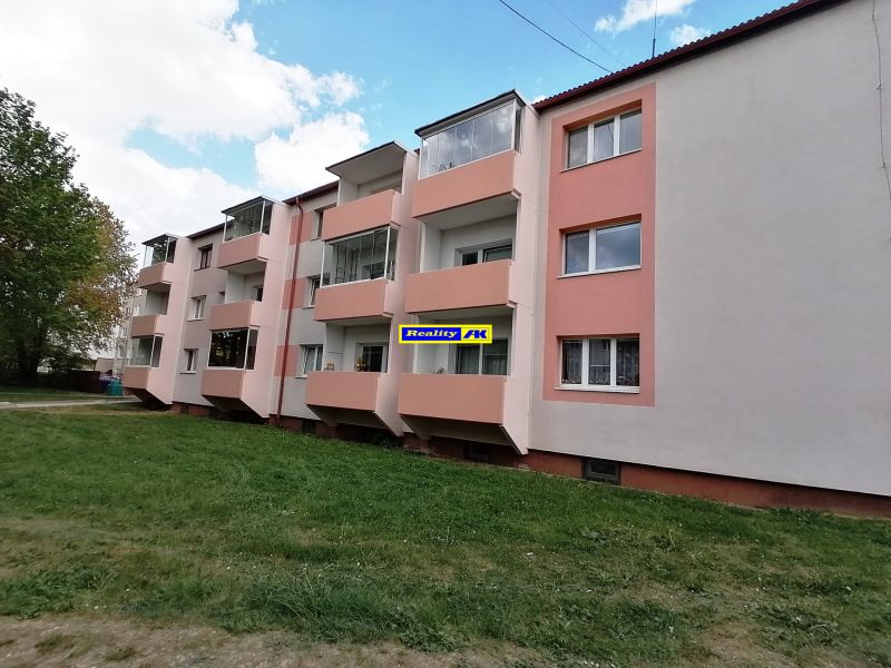1 izbový byt na predaj rekonštrukcia, Martin centrum, nový balkón - Bytový dom s balkónmi na ulici Záborského v Martine.