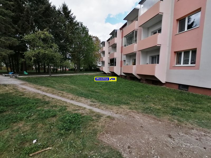 1 izbový byt na predaj rekonštrukcia, Martin centrum, nový balkón - Bytový dom na Záborského ulici v Martine obklopený zeleňou a chodníkmi.