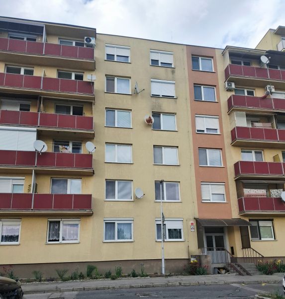 Iba u nás prenajom zariadeneho 1izb bytu - Bytový dom na ulici Nábrežná v Nových Zámkoch s červenými balkónmi.