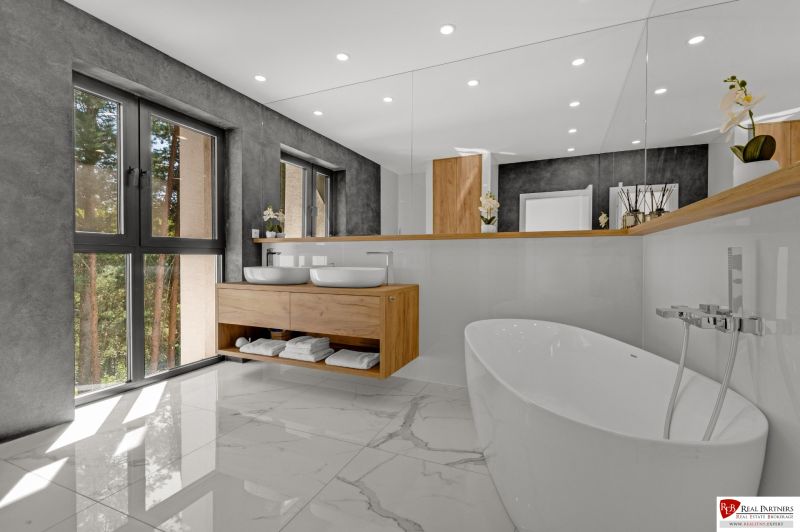 Na predaj nádherný 4 izbový luxusný byt,176 m2 + terasy 55 m2,2 garáž. - Kúpeľňa v 4-izbovom byte s vaňou, dvomi umývadlami a veľkým oknom.