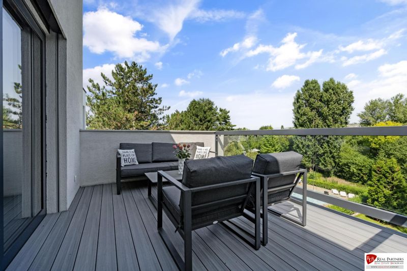 Na predaj nádherný 4 izbový luxusný byt,176 m2 + terasy 55 m2,2 garáž. - Balkón so sedením a výhľadom na zeleň, 4-izbový byt na Rekreačnej, Piešťany.