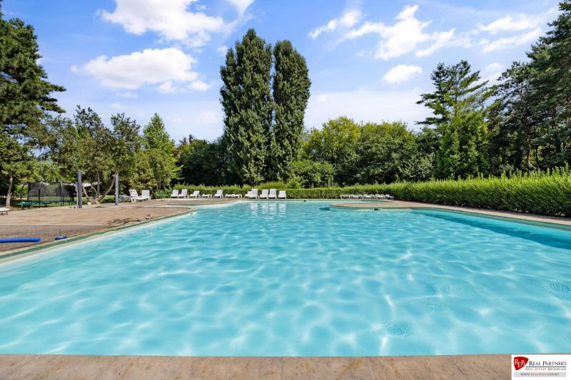Na predaj nádherný 4 izbový luxusný byt,176 m2 + terasy 55 m2,2 garáž. - Bazén obklopený zeleňou na Rekreačnej ulici v Piešťanoch.