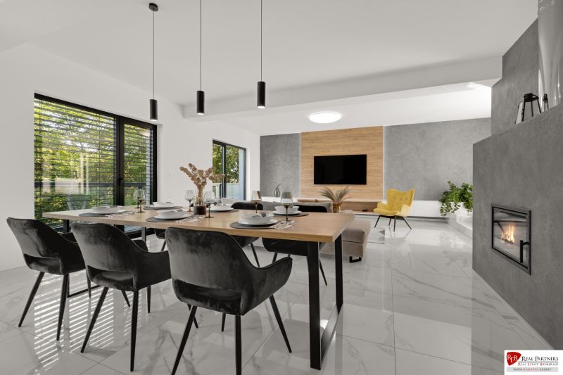 Na predaj nádherný 4 izbový luxusný byt,176 m2 + terasy 55 m2,2 garáž. - Jedáleň a obývacia časť 4-izbového bytu s krbom a balkónovými dverami.