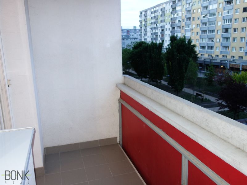Predaj útulný, úplne prerobený 2 izbový byt s loggiou, Rajecká ulica. - Balkón 2-izbového bytu na Rajeckej ulici v Bratislave - Vrakuni s výhľadom.