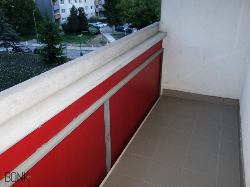 Predaj útulný, úplne prerobený 2 izbový byt s loggiou, Rajecká ulica. - Balkón 2-izbového bytu na Rajeckej ulici v Bratislave - Vrakuni.