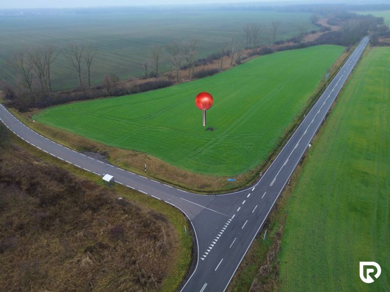 Priemyselné pozemky | 5722 m² + Bonus 2464  | Malacky - Križovatka blízko komerčných pozemkov v Záhorskej Vsi obklopená zelenými poliami.