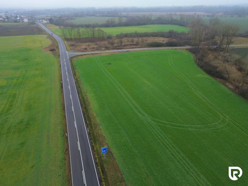 Priemyselné pozemky | 5722 m² + Bonus 2464  | Malacky - Lúčne pozemky pri ceste v Záhorskej Vsi, vhodné pre komerčné využitie.