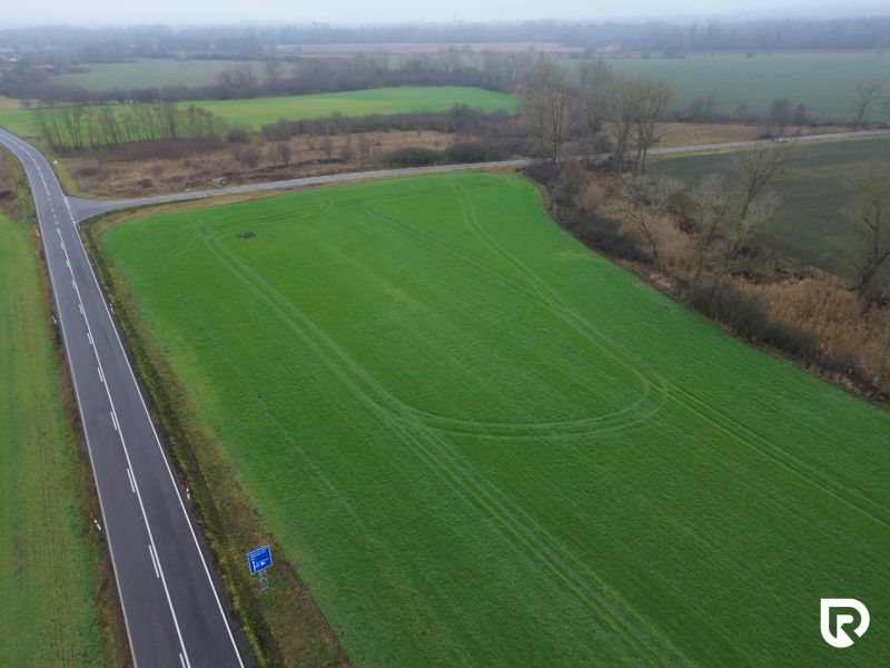 Priemyselné pozemky | 5722 m² + Bonus 2464  | Malacky - Cesta vedie popri rozľahlých komerčných pozemkoch pri Záhorskej Vsi.