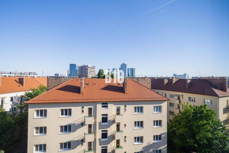 Prenájom | 2-izbový byt | Záhradnícka – Poľská ulica | 900 € + 200 € e - Výhľad na budovy v Bratislave - Starom Meste z ulice Záhradnícka.