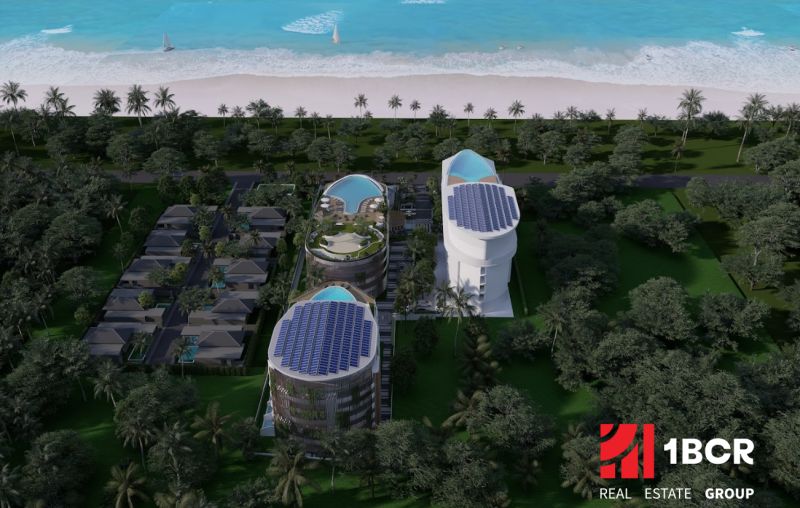 SOLE MIO RESIDENCES PHUKET - Plážová výstavba bytov v Phukete s modernými budovami a bazénmi obklopenými palmami.