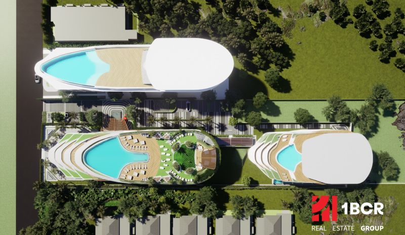 SOLE MIO RESIDENCES PHUKET - Letecký pohľad na výstavbu bytov v Phukete so strešnými bazénmi a zeleňou.