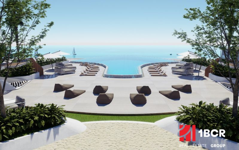 SOLE MIO RESIDENCES PHUKET - Terasa s výhľadom na bazén a more, Výstavba bytov v Phukete.