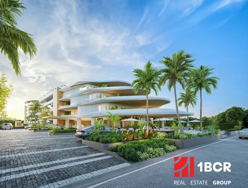 SOLE MIO RESIDENCES PHUKET - Výstavba bytov v Phukete s modernou architektúrou, obklopená palmami a parkovacou plochou.
