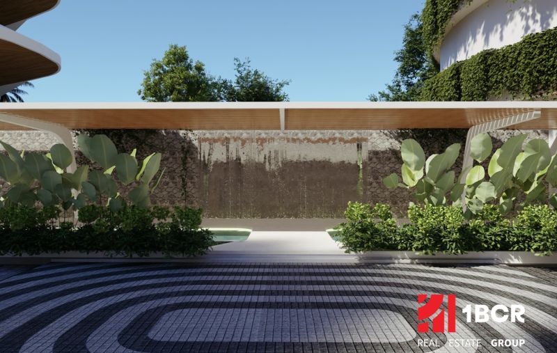 SOLE MIO RESIDENCES PHUKET - Exteriér vo výstavbe bytov v Phukete, s lístím a dekoratívnou stenou pod prístreškom.