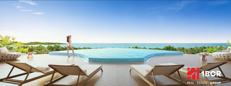 SOLE MIO RESIDENCES PHUKET - Bazén s výhľadom na more a lehátkami, Výstavba bytov v Phukete.