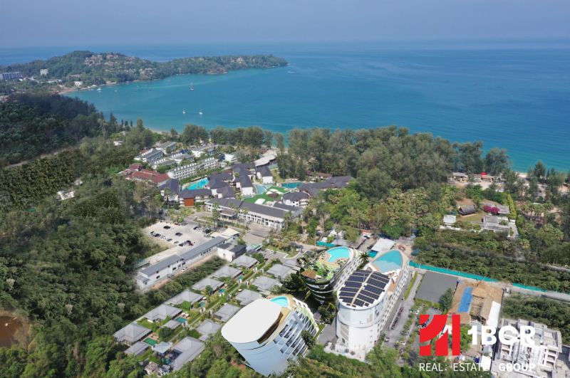 SOLE MIO RESIDENCES PHUKET - Letecký pohľad na výstavbu bytov pri pobreží Phuketu s bujnou zeleňou.