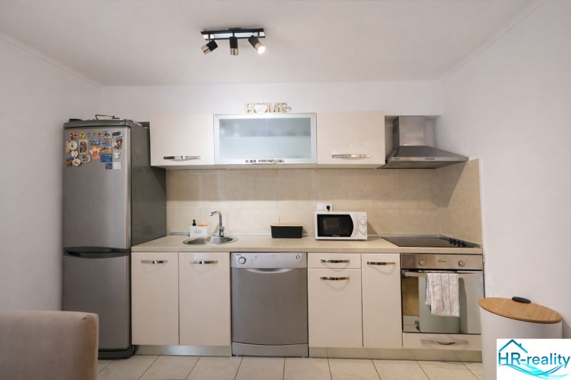 Vodice(HR)-Kompletne zariadený 3 izbový apartmán - Kuchynská linka v rekreačnom apartmáne s nerezovými spotrebičmi a mikrovlnkou.