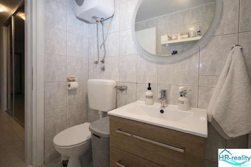 Vodice(HR)-Kompletne zariadený 3 izbový apartmán - Kúpeľňa v Rekreačnom apartmáne s umývadlom, zrkadlom a wc.