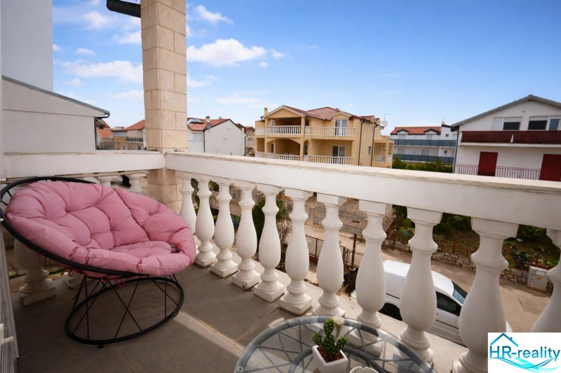 Vodice(HR)-Kompletne zariadený 3 izbový apartmán - Balkón rekreačného apartmánu vo Vodiciach, pohodlné kreslo s výhľadom na zástavbu.