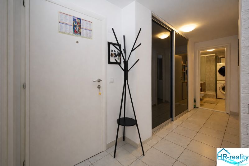 Vodice(HR)-Kompletne zariadený 3 izbový apartmán - Chodba s vešiakom a zrkadlovou skriňou v rekreačnom apartmáne.