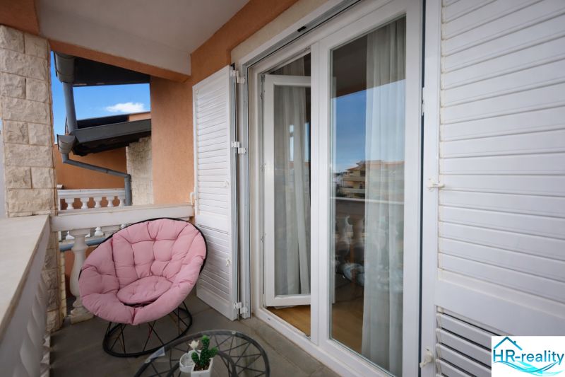 Vodice(HR)-Kompletne zariadený 3 izbový apartmán - Balkón rekreačného apartmánu s pohodlným kreslom a výhľadom na Vodice.