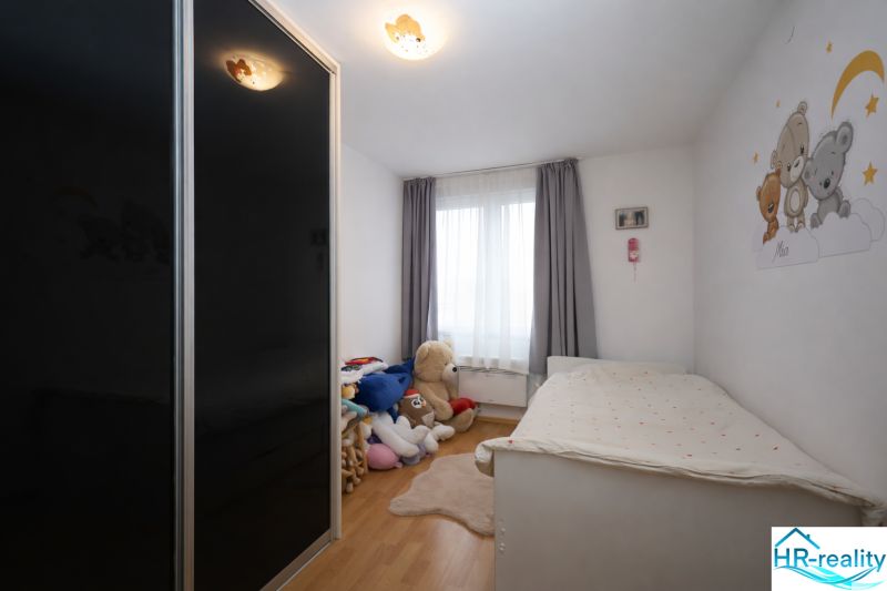 Vodice(HR)-Kompletne zariadený 3 izbový apartmán - Detská izba v Rekreačnom apartmáne s hračkami, posteľou a podlahou s dreveným dekorom.