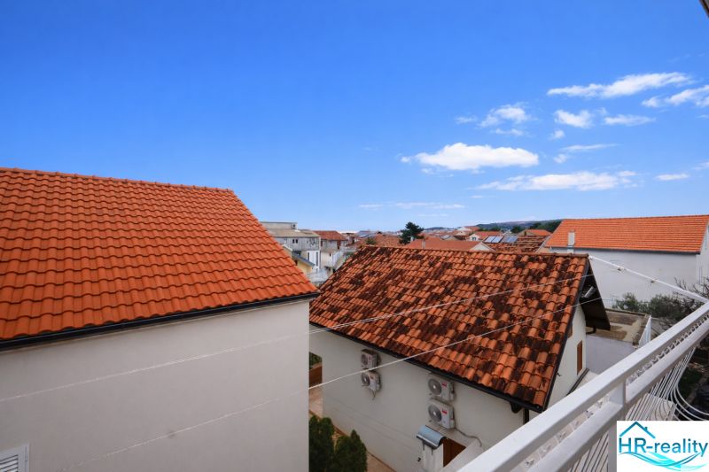Vodice(HR)-Kompletne zariadený 3 izbový apartmán - Pohľad na strechy a modrú oblohu z Rekreačného apartmánu vo Vodiciach.