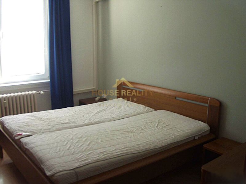 Prenájom pekný 2 izbový tehlový byt, Budovateľská ulica, BA II.Ružinov - Spálňa v 2-izbovom byte s manželskou posteľou, okno a záves.