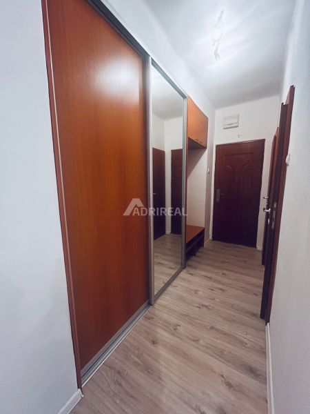 PREDAJ: 3i s balk. 67 m2; Uhlisko-Banská Bystrica; 205.000 € - Vstupná hala so vstavanou skriňou a podlahou s dreveným dekorom v 3-izbovom byte.