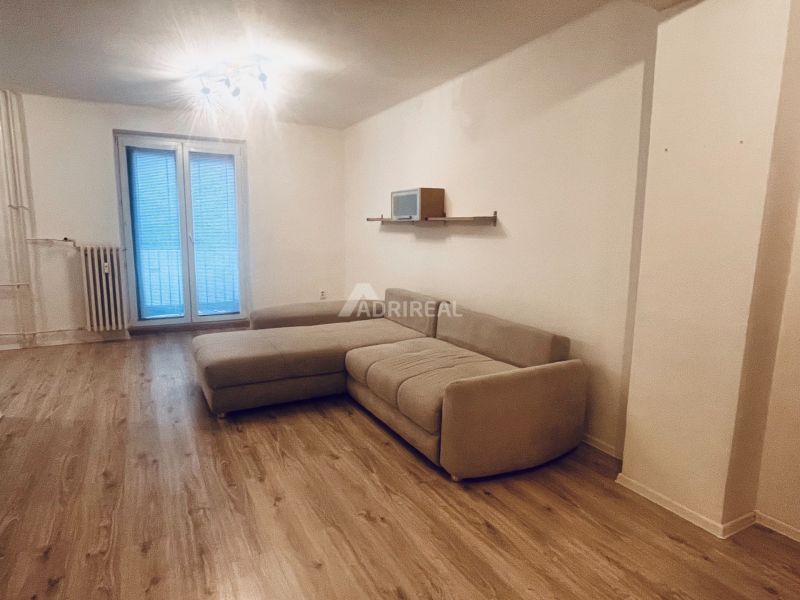 PREDAJ: 3i s balk. 67 m2; Uhlisko-Banská Bystrica; 205.000 € - Obývacia izba v 3-izbovom byte s pohovkou a podlahou s dreveným dekorom.