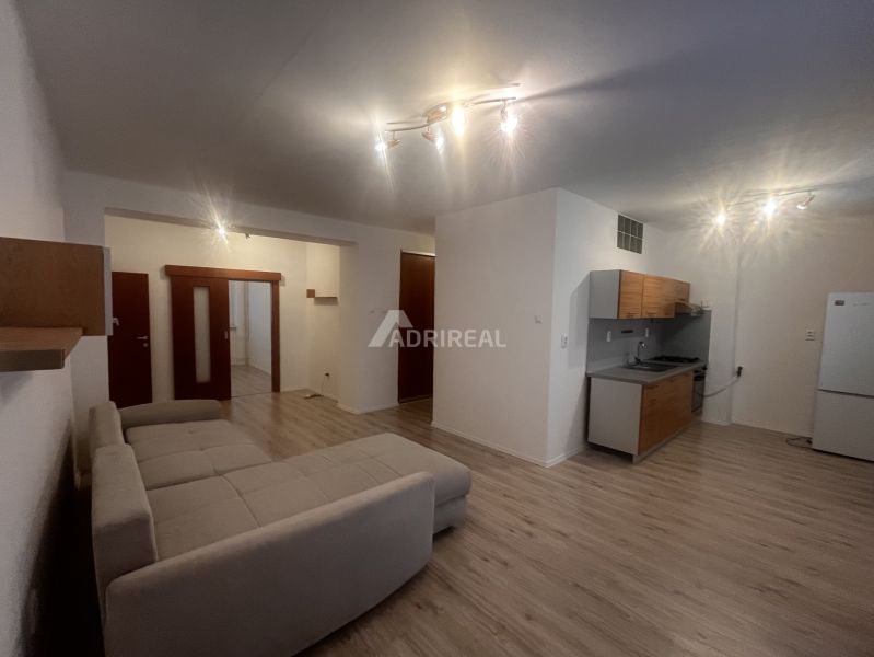 PREDAJ: 3i s balk. 67 m2; Uhlisko-Banská Bystrica; 205.000 € - Obývacia izba v 3-izbovom byte s kuchyňou a podlahou s dreveným dekorom.