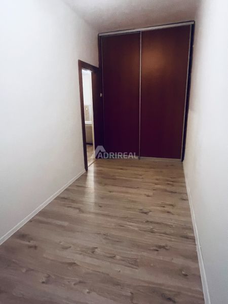 PREDAJ: 3i s balk. 67 m2; Uhlisko-Banská Bystrica; 205.000 € - Chodba so vstavnou skriňou a podlahou s dreveným dekorom v 3-izbovom byte.