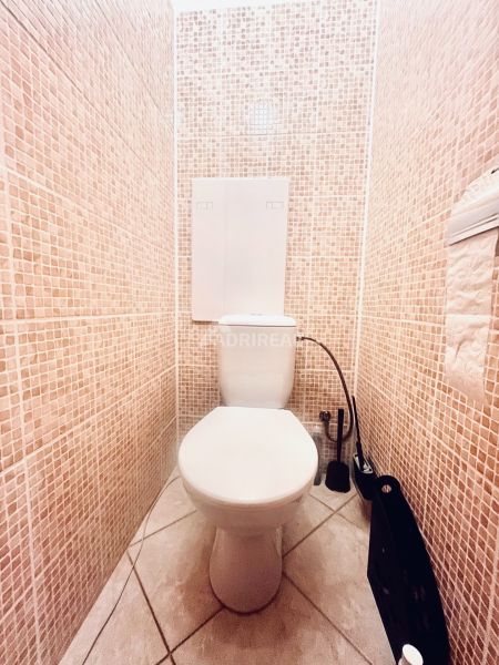 PREDAJ: 3i s balk. 67 m2; Uhlisko-Banská Bystrica; 205.000 € - Toaleta s mozaikovými dlaždicami v 3-izbovom byte, svetlé a čisté prostredie.
