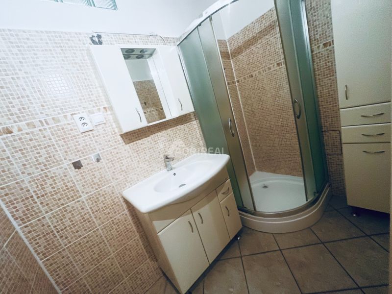 PREDAJ: 3i s balk. 67 m2; Uhlisko-Banská Bystrica; 205.000 € - Kúpeľňa so sprchovým kútom a mozaikovými obkladmi v 3-izbovom byte.