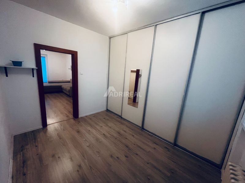 PREDAJ: 3i s balk. 67 m2; Uhlisko-Banská Bystrica; 205.000 € - Chodba v 3-izbovom byte so skriňami a podlahou s dreveným dekorom.