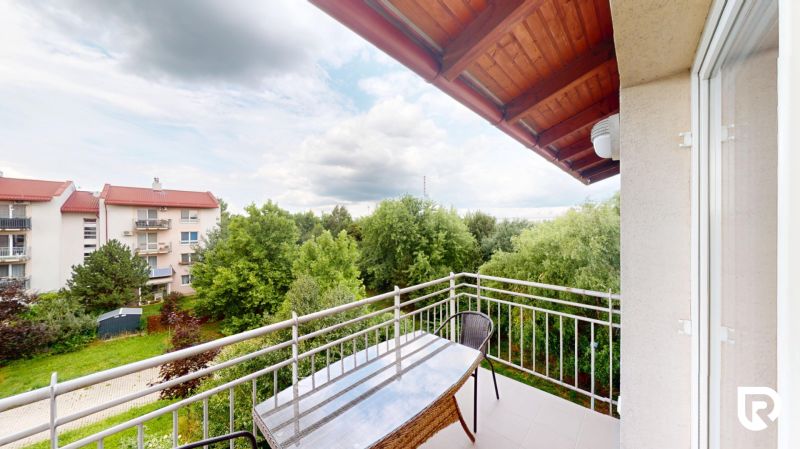 | Pekný a priestranný 3-izbový byt | 70m² |  - Balkón 3-izbového bytu na Mečíková ulici, Bratislava - Devínska Nová Ves s výhľadom na zeleň.