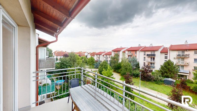 | Pekný a priestranný 3-izbový byt | 70m² |  - Balkón s výhľadom na zeleň a bytové domy na Mečíkovej ulici v Devínskej Novej Vsi.