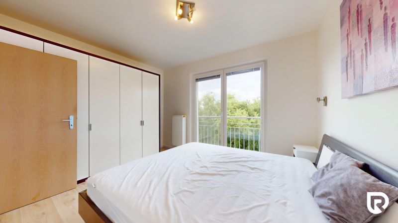 | Pekný a priestranný 3-izbový byt | 70m² |  - Spálňa s dverami, šatníkovou skriňou a posteľou, výhľad na zeleň. 3-izbový byt.