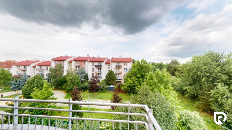 | Pekný a priestranný 3-izbový byt | 70m² |  - Výhľad z balkóna 3-izbového bytu na Mečíkovú ulicu v Bratislave - Devínska Nová Ves.