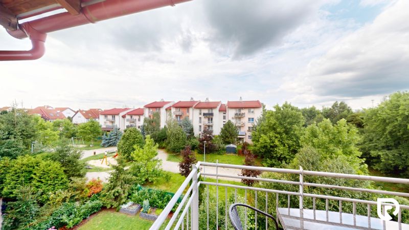 | Pekný a priestranný 3-izbový byt | 70m² |  - Záhrady a ihrisko medzi bytovkami z balkóna v oblasti Mečíková, Bratislava - Devínska Nová Ves.