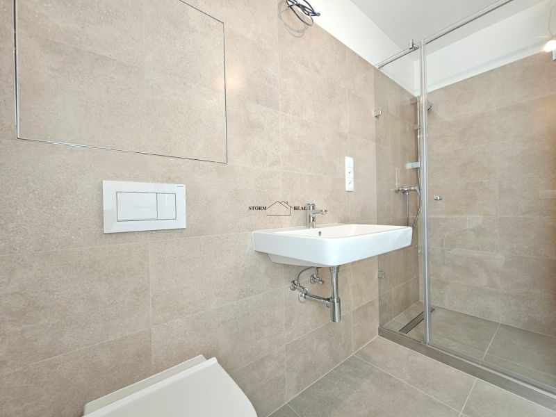 VÝNIMOČNÝ SLNEČNÝ APARTMÁN v centre mesta, UNO Poštová - Kúpeľňa v 1-izbovom byte s toaletou, sprchovým kútom a umývadlom v minimalistickom štýle.