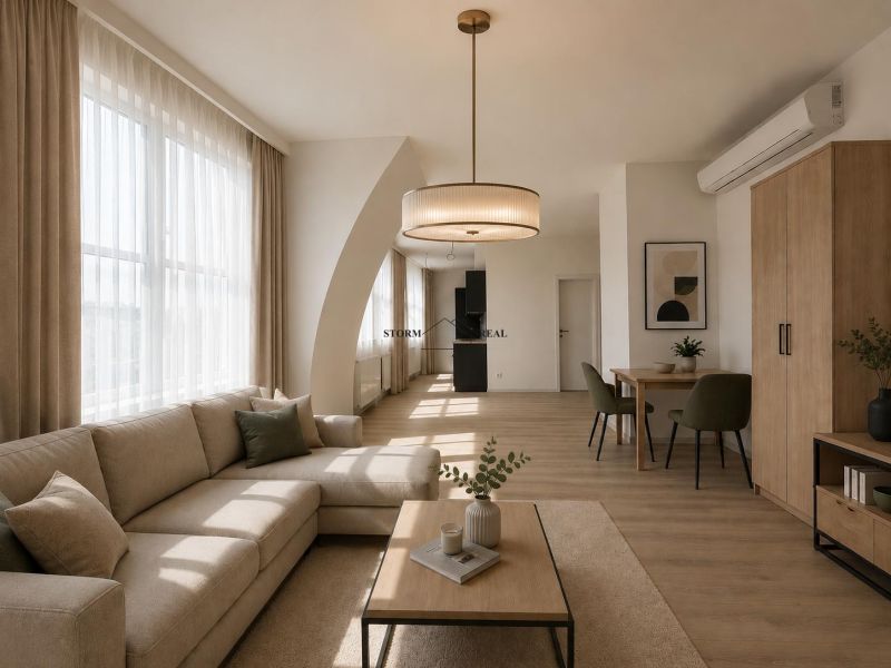 VÝNIMOČNÝ SLNEČNÝ APARTMÁN v centre mesta, UNO Poštová - Obývacia izba s pohovkou, stolom a podlahou s dreveným dekorom v 1-izbovom byte.