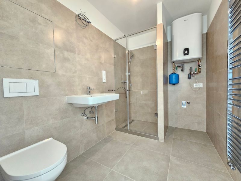 VÝNIMOČNÝ SLNEČNÝ APARTMÁN v centre mesta, UNO Poštová - Kúpeľňa v 1-izbovom byte so sprchovacím kútom a plynovým bojlerom.